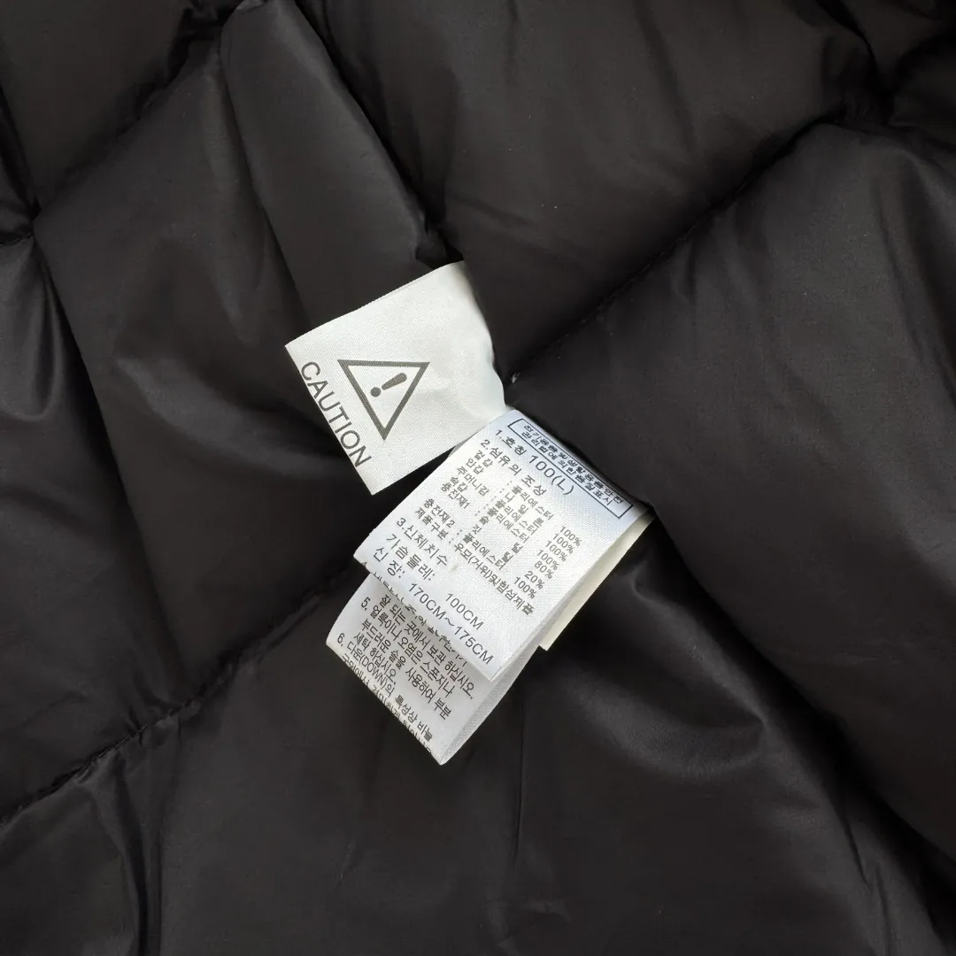 💰P390 Self-photographed. Colleagues please do not pass it off as inferior or stolen pictures! Style number: Y 66-𝗧𝗵𝗲 𝗡𝗼𝗿𝘁𝗵 𝗙𝗮𝗰𝗲｜Japanese version of North Face RETROHIMALAYAN Peak Himalayan Mountaineering Series hooded down jacket ‼ ️Can be recommended! Long-term availability, non-stop supply! Notes on returns and exchanges within 15 days of after-sales arrival: 1: Affecting 2 sales 2: Tag removal 3: Clothes have odor (such as perfume, etc.) These are not supported for returns and exchanges. Others are returned and exchanged normally! 4: If you encounter the wrong goods, wrong size, dirty damage, etc., you can contact online customer service as soon as possible to make up for the return shipping cost [Team studio, physical stall Wholesale customers, group purchasing agents, Internet celebrity supply private chat! 】 -The top original replica version refers to the highest version in China (there is no one). Our products must be high-quality (make a piece of clothing that is ZP when placed in the counter) - Filled with down cotton inside, good fluffiness, excellent thermal insulation effect. One piece is enough in winter. High Quality In Stock, can be recommended as the main product -Customized original waterproof fabric -Three-label accessories, complete accessories, original hardware Fabric: Customized 14D high-strength nylon fabric, thick texture, waterproof fabric, tear-resistant, using ZP consistent single-layer fabric (non-commercial currency contains gallbladder) Embroidery: Japanese Behringer embroidery machine, custom-made 10,000-needle electric embroidery, using imported No. 7 needles and imported embroidery thread, the embroidery is full and three-dimensional, 100% restored to ZP. Accessories: Use original Yoshida YKK zipper, with clear lettering, high weight, and can withstand 100,000 pulls and wear. Drawstring, multi-function buckle, Velcro, washable label, laser anti-counterfeiting, all are original molded 1:1 pairs at the counter, making down cotton woven categories, making an original product with heart, so that every customer has the confidence to introduce to his customers: This is the top replica version in China. Color: Black Gray Size: S M L XL XXL